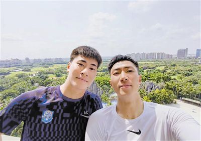 黎漾是谁的人他能不知道？还敢这样调戏。